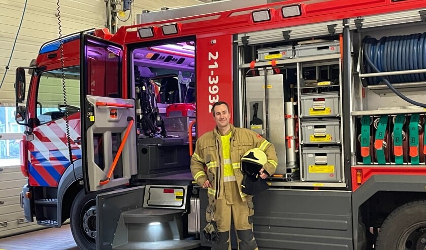 <p>Manschap Luuk van Kessel bij de bluswagen van Brandweer Veghel op de kazerne.</p>