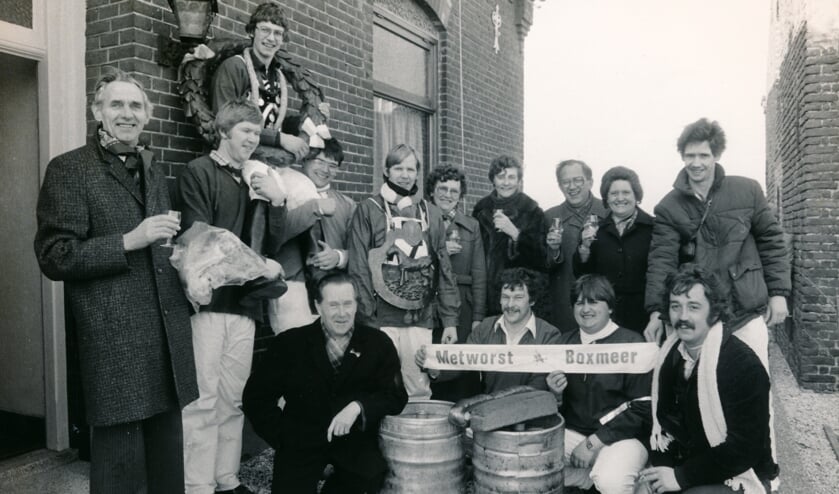 <p>Een foto uit 1982 waarop Math Claassen (5e van links) het 'Schild van de Knollenkoning' draagt.</p>