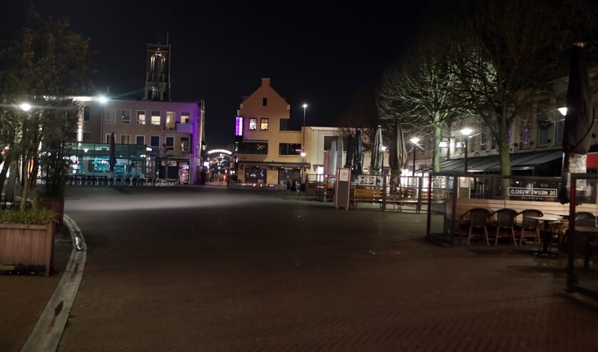 <p>De avondklok in het Osse centrum.</p>