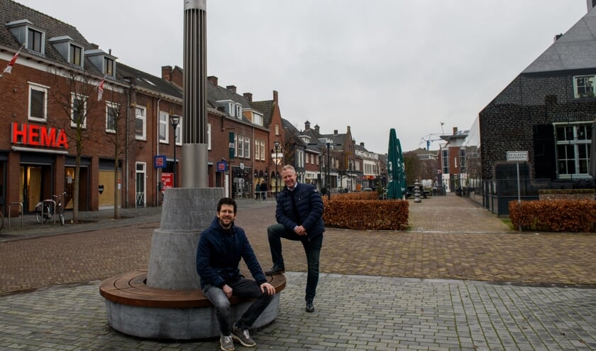 <p>Jeroen van de Sande (zittend) en Jeroen van der Horst in het centrum van Schijndel.</p>