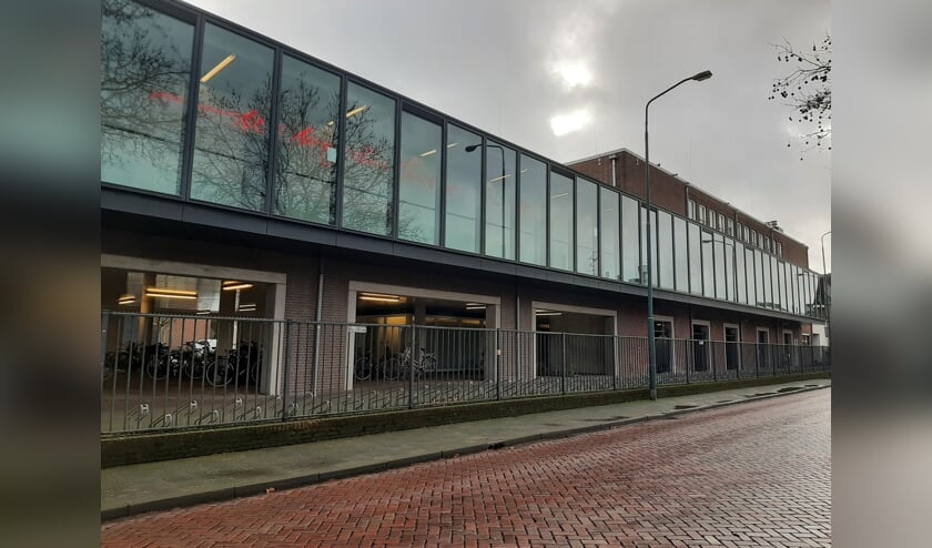 <p>Lege fietsenstallingen bij het Hooghuis TBL</p>