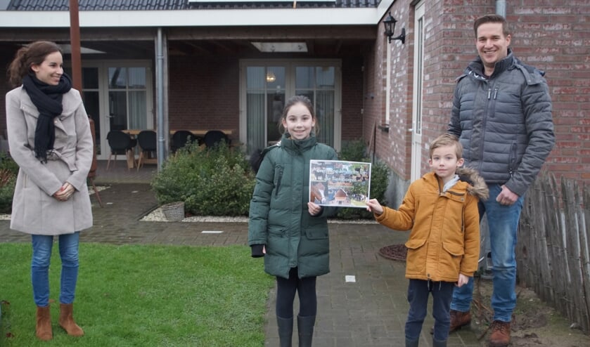 <p>De familie Vos-Van Sambeek ontvangt hun prijs van melkveehouder Rob Wientjes. </p>