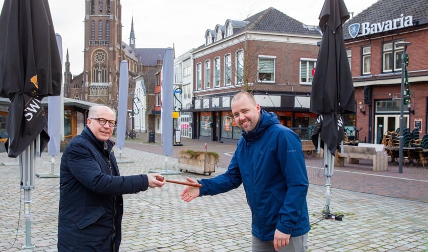 <p>Stephan Scheer overhandigt Robert Wallet de voorzittershamer</p>