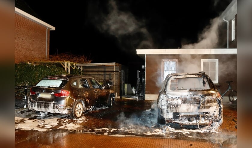 <p>Woensdagnacht gingen twee BMW's in vlammen op.</p>