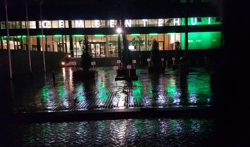 <p>Actievoerders tegen windmolens lieten vorige week ook hun stem al horen en plaatsten bordjes bij het gemeentehuis.</p>