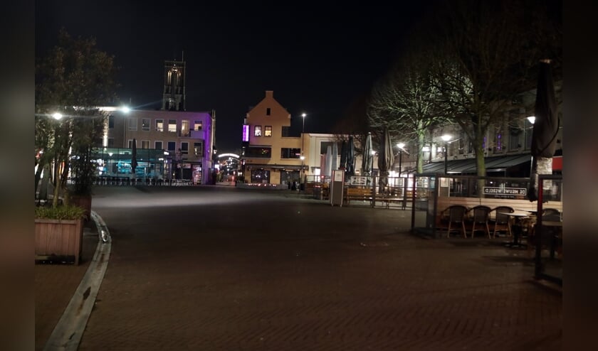 <p>De avondklok in het Osse centrum.</p>