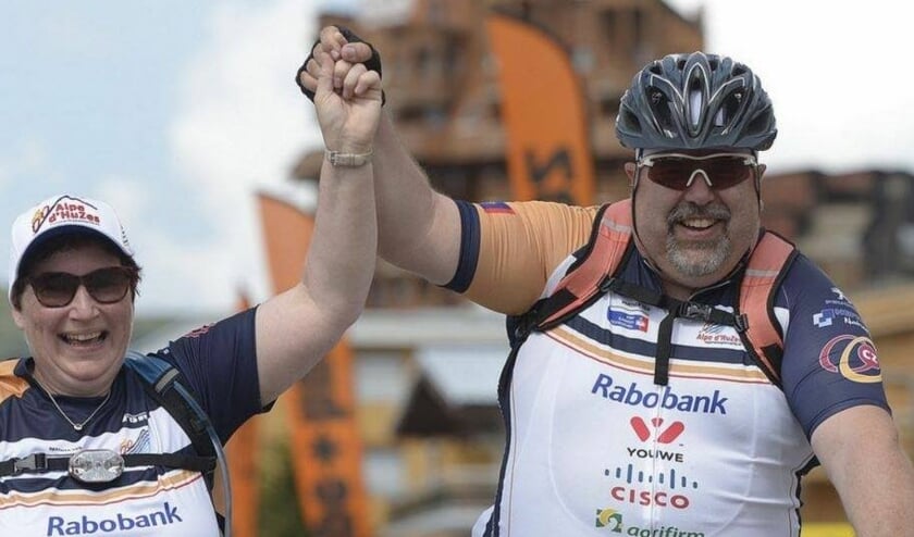 <p>Gertruud en René Verbruggen respectievelijk lopen en fietsen een eerdere Alphe d'HuZes voor KWF Kankerbestrijding. </p>