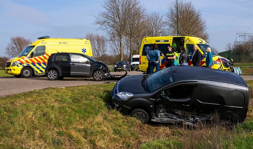 Auto's botsen op kruising Huizenbeemdweg - Gewandeweg. (Foto: Gabor Heeres, Foto Mallo)
