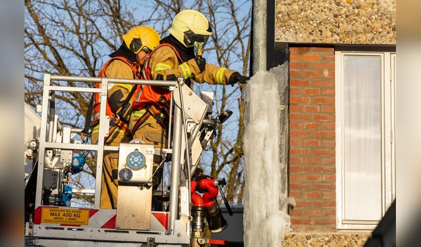 De brandweer in de Mollegang. (Foto: Charles Mallo, Foto Mallo)
