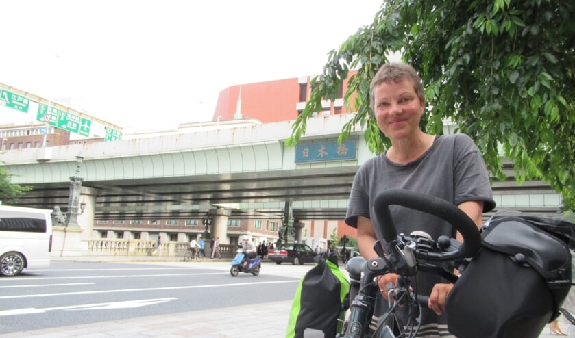 Anne Sey tijdens een eerdere fietstocht in Japan.