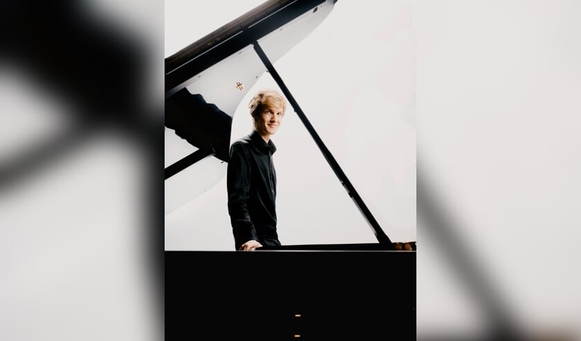 <p>Rik Kuppen maakt furore als pianist (Foto: Marco Borggreve).</p>