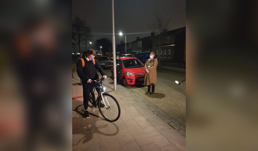 Milco Abrahams gestart met bijzondere fietstocht na startschot van burgemeester. (foto: Facebook Milco Abrahams)