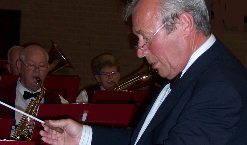 Bert Gerrits van de Ende voor het seniorenorkest in tijden dat men het coronavirus nog helemaal niet kende.