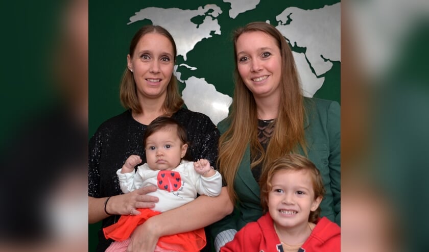 <p>Danique en Daisy met de kinderen Lucia en Matteo.</p>