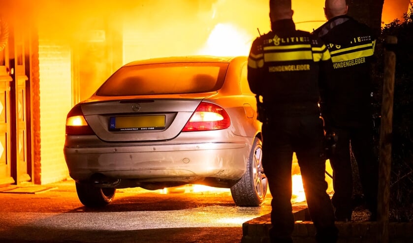 Autobrand in de Venusstraat. (Foto: Gabor Heeres, Foto Mallo)