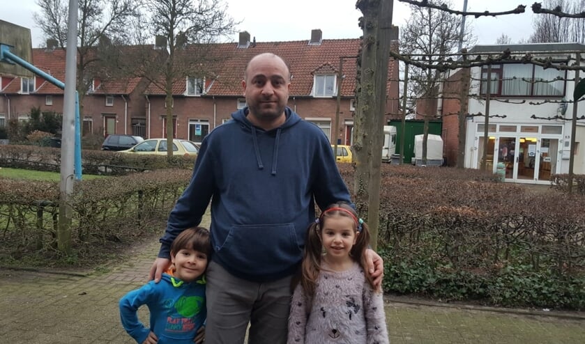 <p>Mufid met zijn zoon (4) en dochter (6).</p>