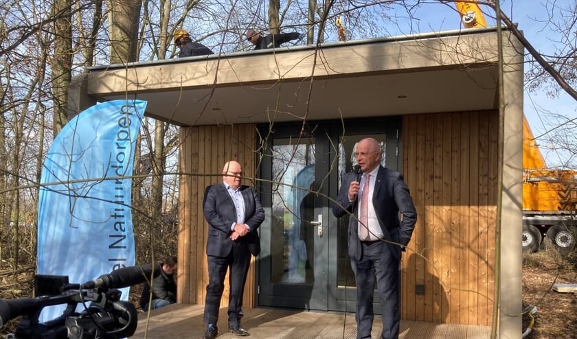 <p>De plaatsing van het eerste tiny house met wethouder Ben Brands van gemeente Landerd (links) en Pierre Bos, voorzitter PND (rechts).</p>