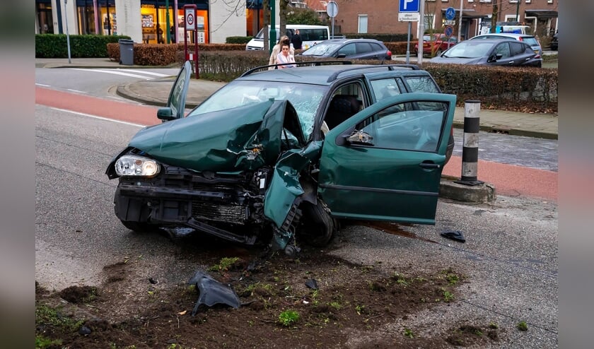 Auto rijdt met hoge snelheid tegen boom op John F. Kennedybaan. (Foto: Gabor Heeres, Foto Mallo)