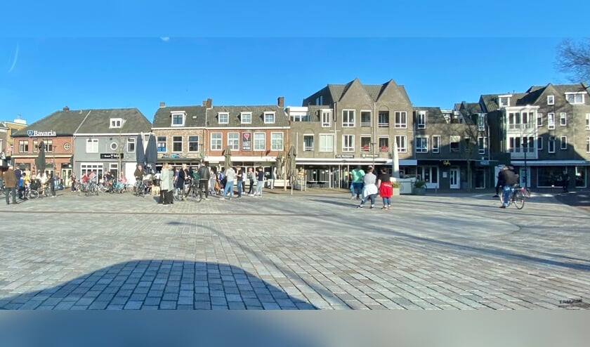 <p>De zonovergoten Markt in Veghel.</p>