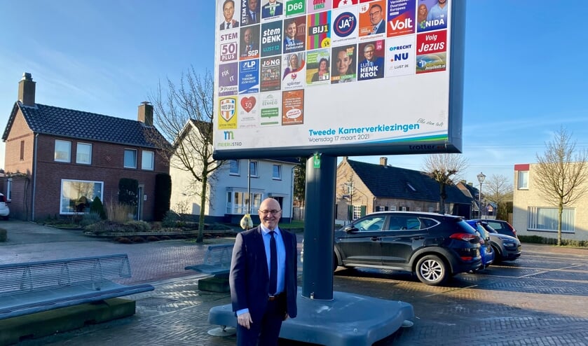 <p>Kees van Rooij is blij met de nieuwe generatie verkiezingsborden.</p>