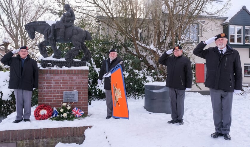 Leden van De Wapenbroeders brrengen de baniergroet bij de Barmhartige Samaritaan in Gennep. (Foto Paul ten Broeke)