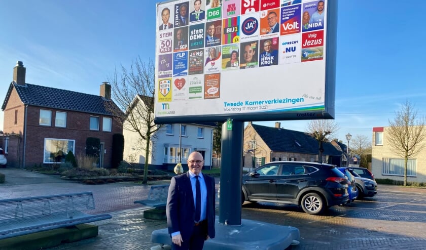 <p>Burgemeester Kees van Rooij op de foto met de nieuwe generatie verkiezingsborden.</p>