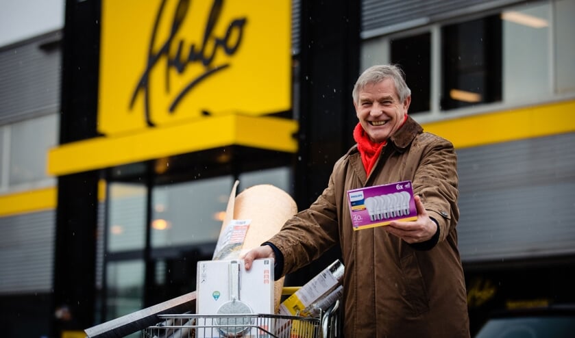 Wethouder Rob Peperzak met energiebesparende producten voor de Hubo.