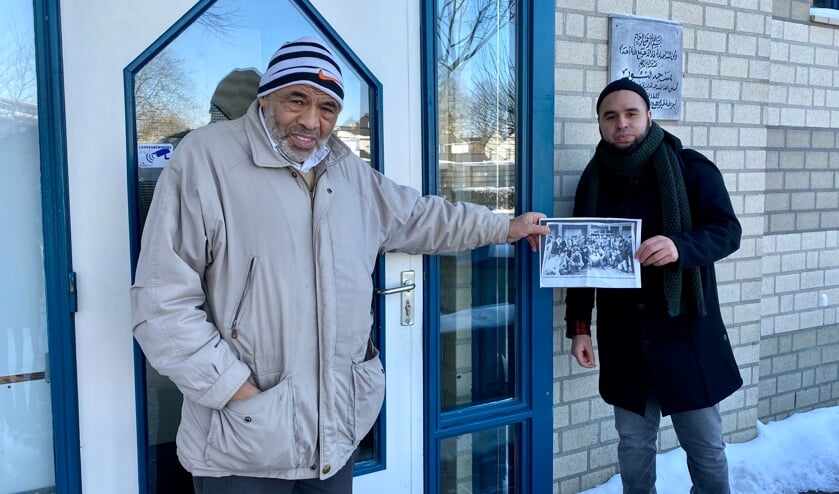 <p>Hussain Ben Haddou (75) en Anoir Benabdillah bij de Moskee Annour in de Beatrixsingel. Hussain heeft nog meegebouwd aan de moskee.</p>