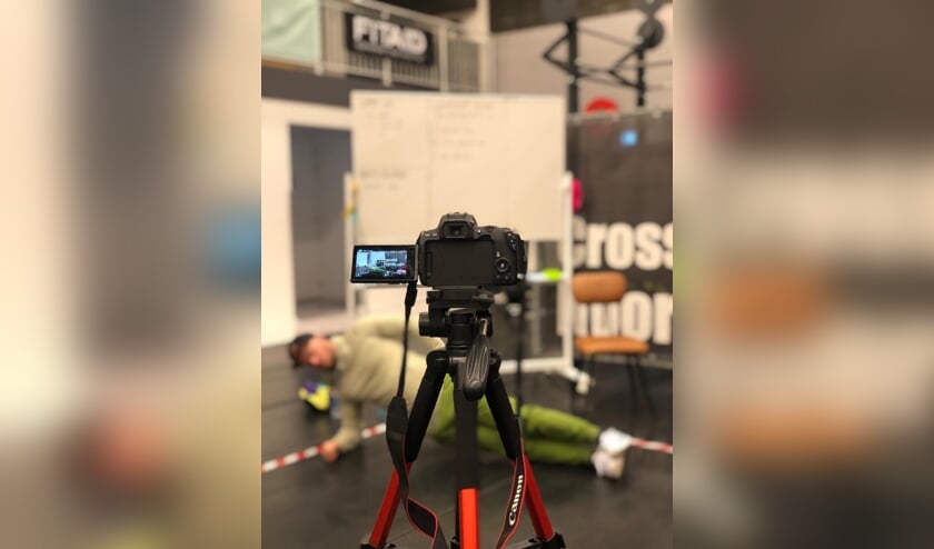 <p>Gabor Martens van CrossFit Noordkade is bezig met de opname van een workoutvideo.</p>