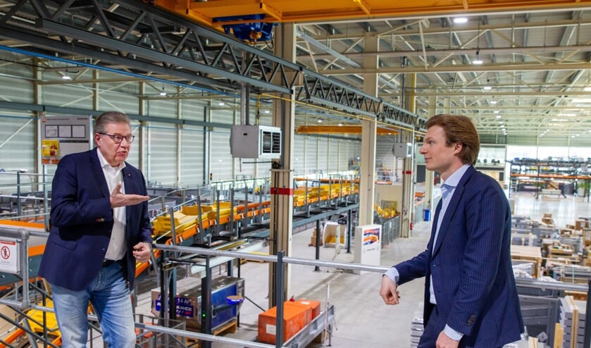 <p>Herman Molenaar (Vanderlande) praat Ruben Brekelmans bij.</p>