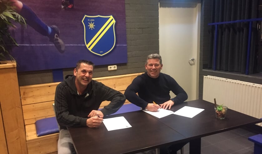 Peter van den Heuvel (links) heeft zijn contract bij FC Uden verlengd.