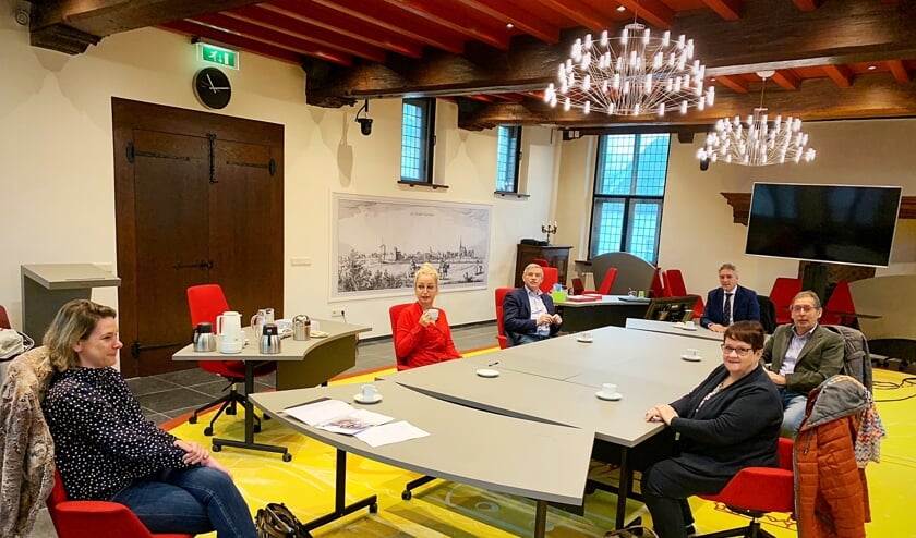Afgevaardigden van Mooiland, de gemeente en HVG tijdens een vergadering over de prestatieafspraken.