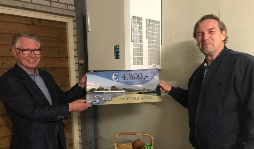 <p>Peter van Son (rechts op de foto) nam namens de stichting de cheque in ontvangst.</p>