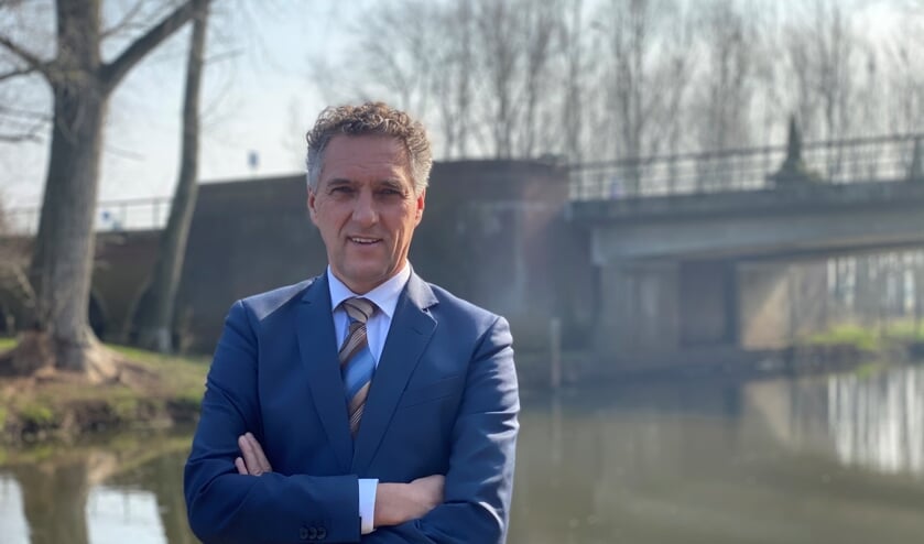 <p>Burgemeester Hans Teunissen bij de Nierspromenade in Gennep. "Ik ben een verbinder." </p>