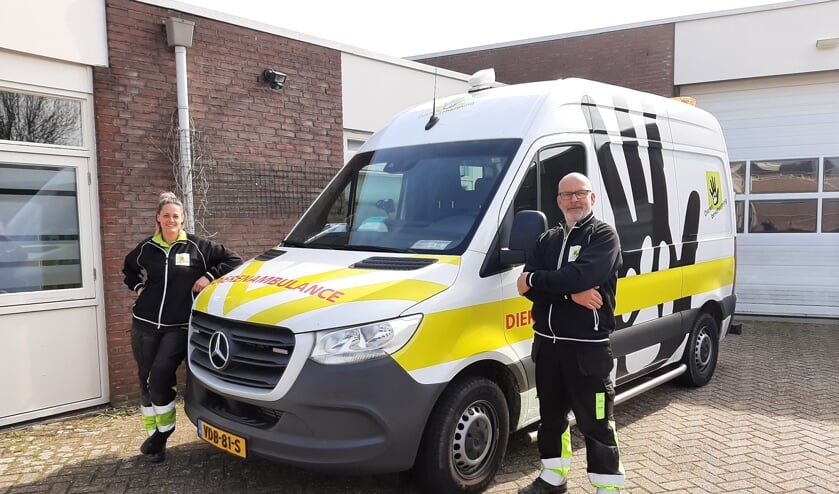 <p>Vrijwilligers Maja en Rene van Dierenambulance Maasland.</p>