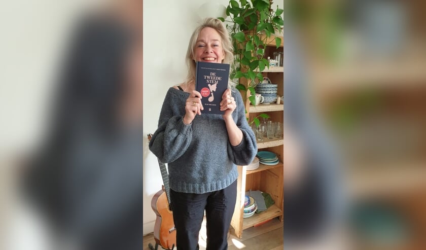 <p>Elin Meijnen met haar boek.</p>