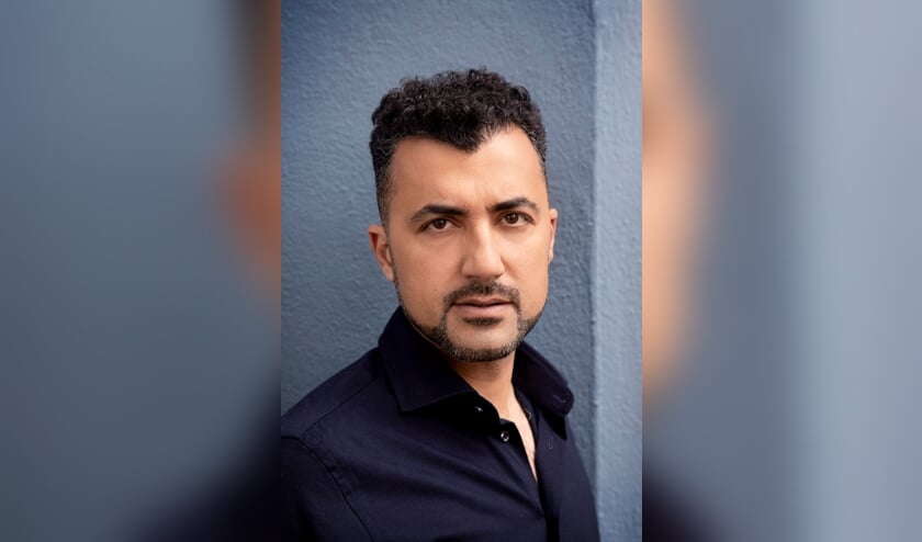 <p>Özcan Akyol is schrijver van de bestsellers Eus en Toerist. (foto: Bob Bronshoff)</p>