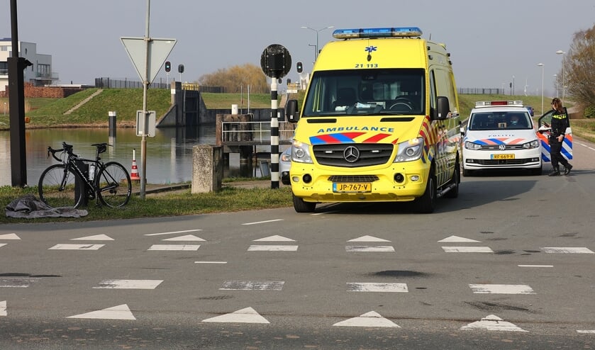De hulpdiensten bij het ongeval in Macharen. (Foto: Charles Mallo, Foto Mallo)