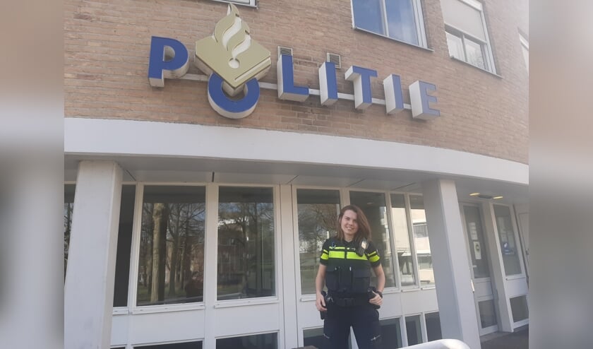 <p>Bernice Hendriks voor het politiebureau in Oss.</p>