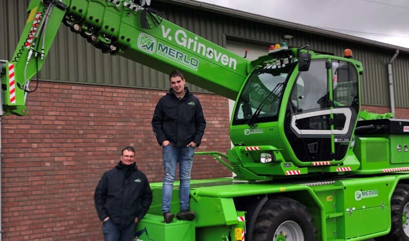 <p>Erik en Jurgen van Grinsven staan te popelen om met hun knalgroene verreiker aan de slag te gaan.</p>