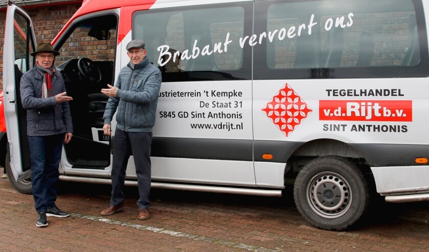Buurtbuschauffeurs Jan de Hoog (links) en Harrie de Hoog heten nieuwe passagiers van harte welkom. (Foto: Bas Delhij)