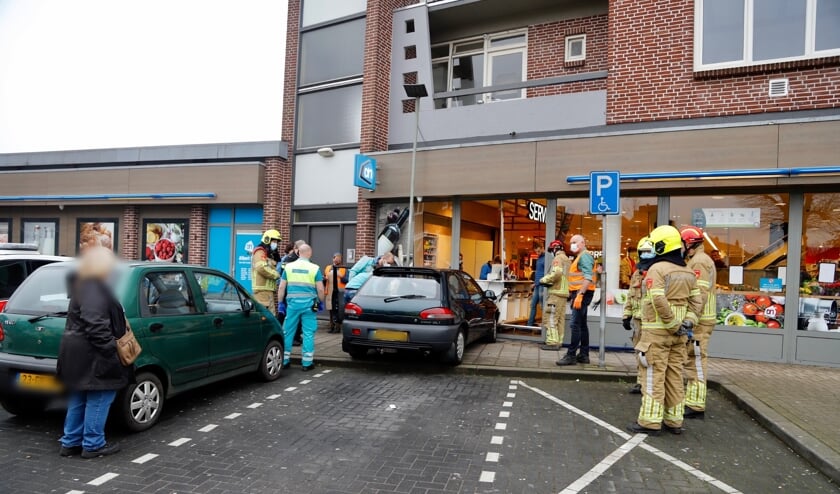 Zowel de auto als de gevel hebben flinke schade opgelopen.