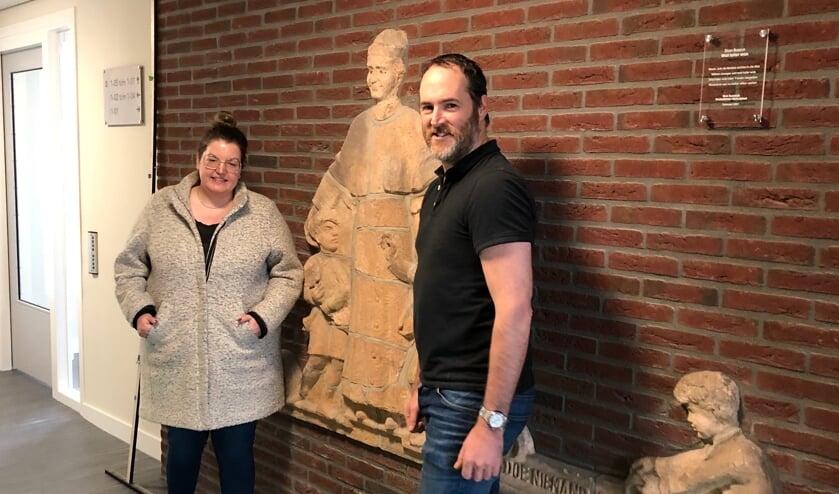 <p>Loes Mamczijk, bewoonster en Ivo Ketelaars, projectleider Area onthulden het ornament</p>