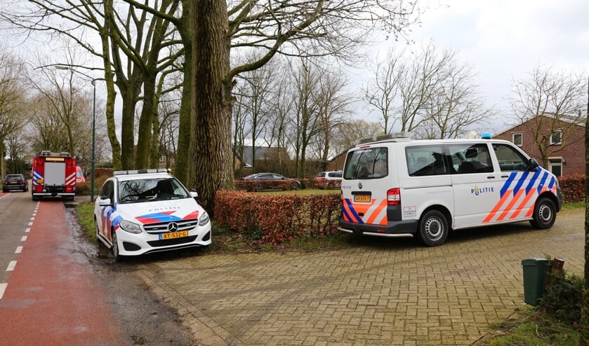 Politie doorzoekt loods in Geffen. (Foto: Charles Mallo, Foto Mallo)