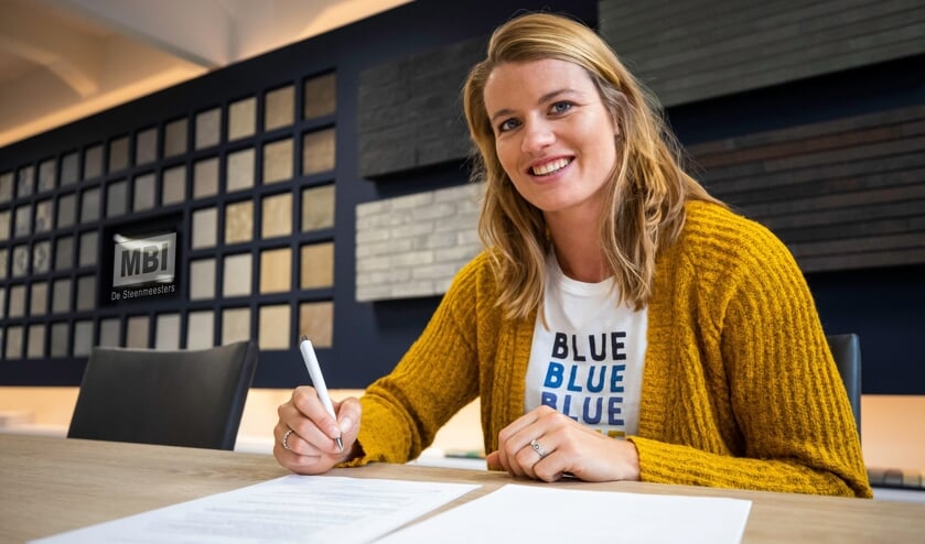 Dafne Schippers ondertekend een contract in MBI Design Center Amsterdam.