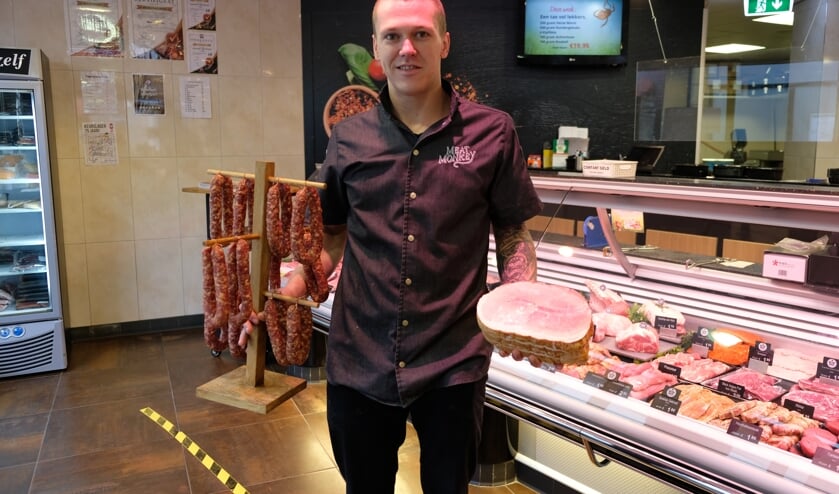 <p>Alex van Deursen van Meat Monkey, met in zijn handen de bekroonde achterham en boerenmetworstringetjes.</p>