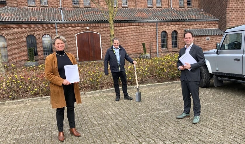 Wethouder Van Hulsteijn, Dorpsraadvoorzitter Nabuurs en gedeputeerde Dritty bij de kerk in Ven-Zelderheide,