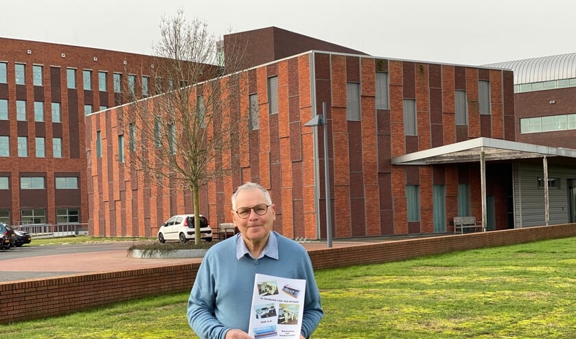 Jos Peters toont zijn tweede dagboek bij de afdeling radiologie van het RadboudUMC in Boxmeer. (foto Jos Gröniger)