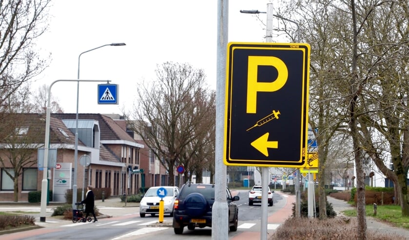 <p>Hier op de Burgemeester Verkuijlstraat zijn borden geplaatst om aan te geven waar men kan parkeren. (Foto: SK-Media)</p>