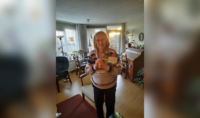 <p>Mevrouw Bakker is blij met het boek.</p>